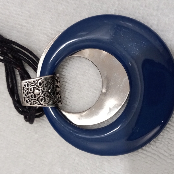 Coldwater Creek Navy Lucite & Engraved Silver Tone Circle - Picture 5 of 5